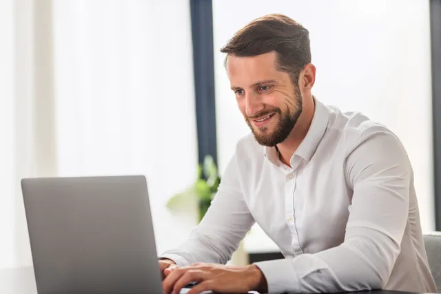 Entrepreneur in front of a screen